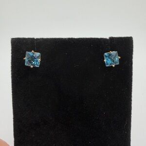 Vintage 10kt Yellow Gold 6mm Princess Cut London Blue Topaz stud earrings!